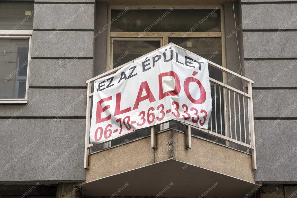 Ingatlan - Eladó épület a fővárosban