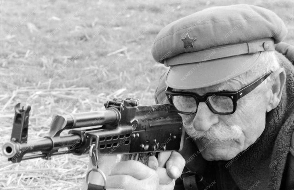 Belpolitika - Nyugdíjas munkásőr az éleslövészeten