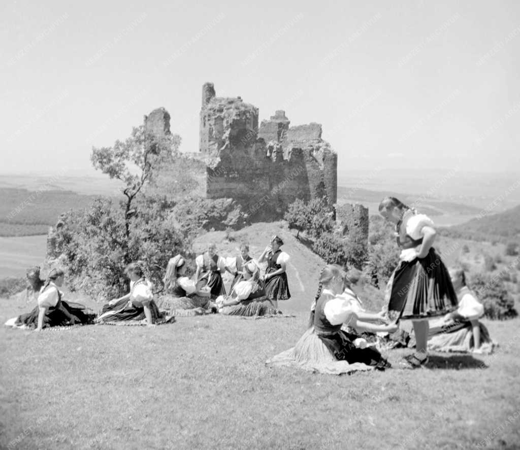 Folklór - Műemlék - Népviselet és várrom