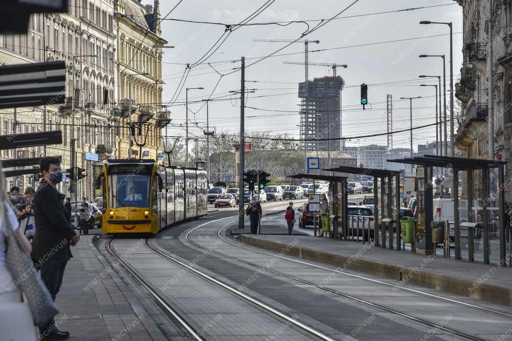 Közlekedés - Városkép - A fővárosi Mester utca villamosmegálló