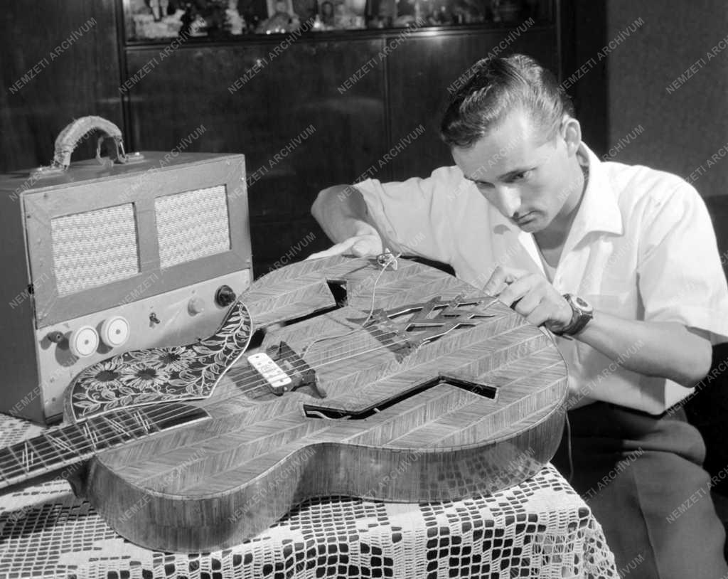Szabadidő - Hobby - Gitár épül gyufaszálakból
