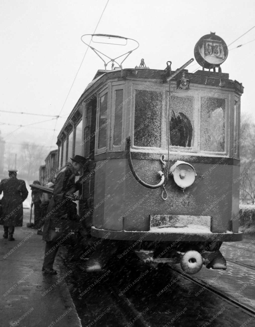 Tömegközlekedés - Villamos a téli utcán