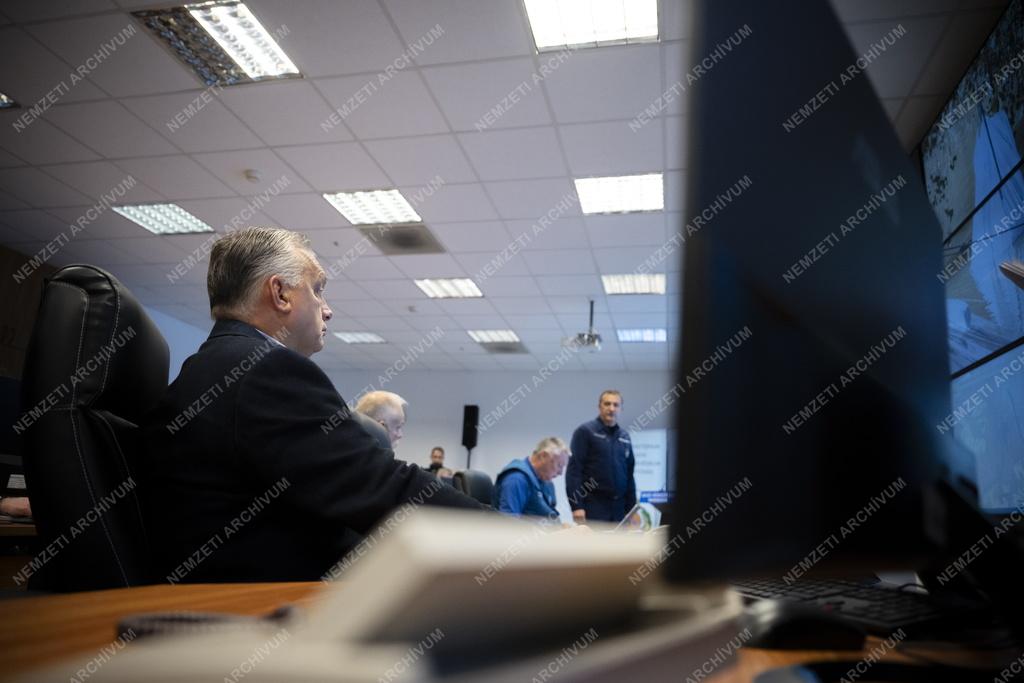 Árvíz - Orbán Viktor a Nemzeti Veszélyhelyzet-kezelési Központban