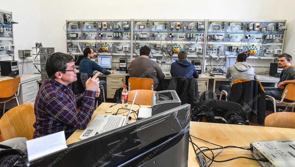 Felsőoktatás - Debrecen - Irányítástechnikai labor az egyetemen