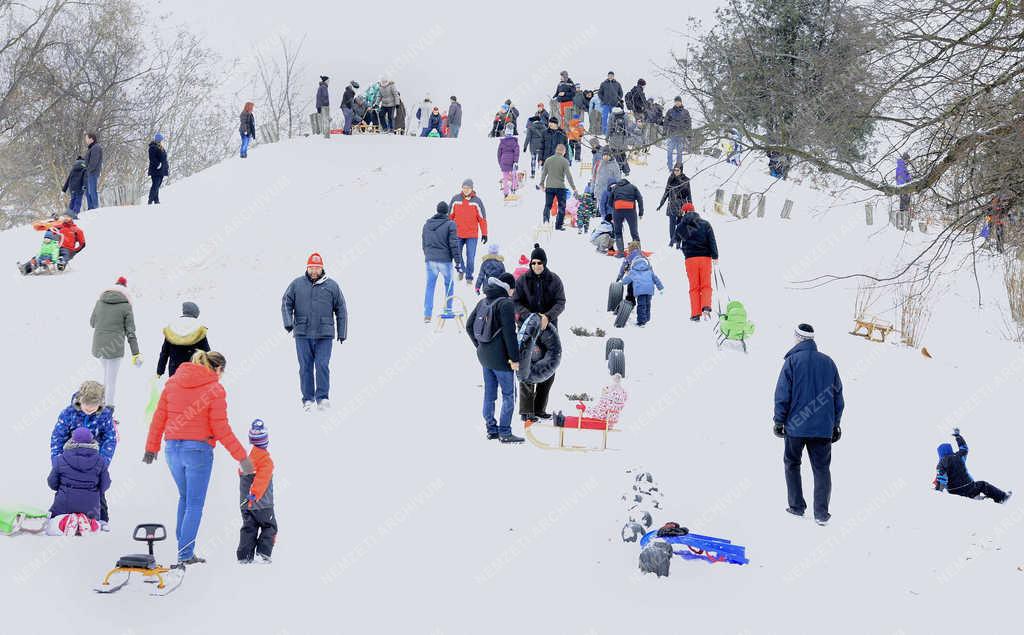 Időjárás - Debrecen - Szánkózás márciusban 