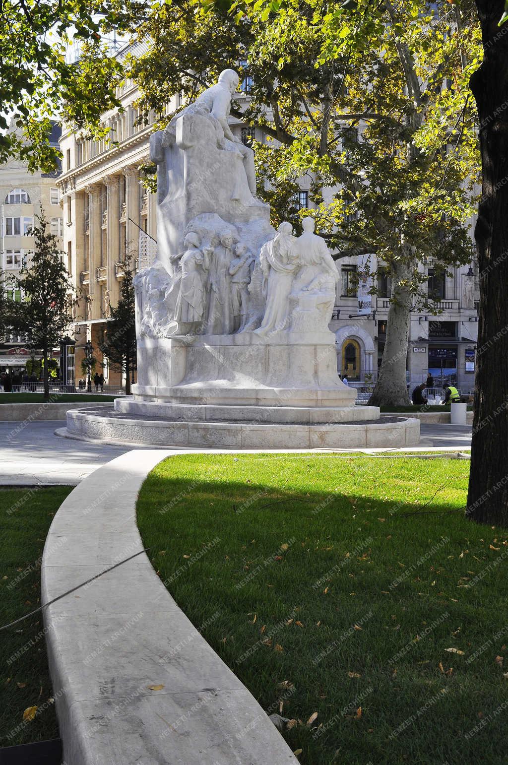 Városkép - Budapest - Megújult a Vörösmarty tér 