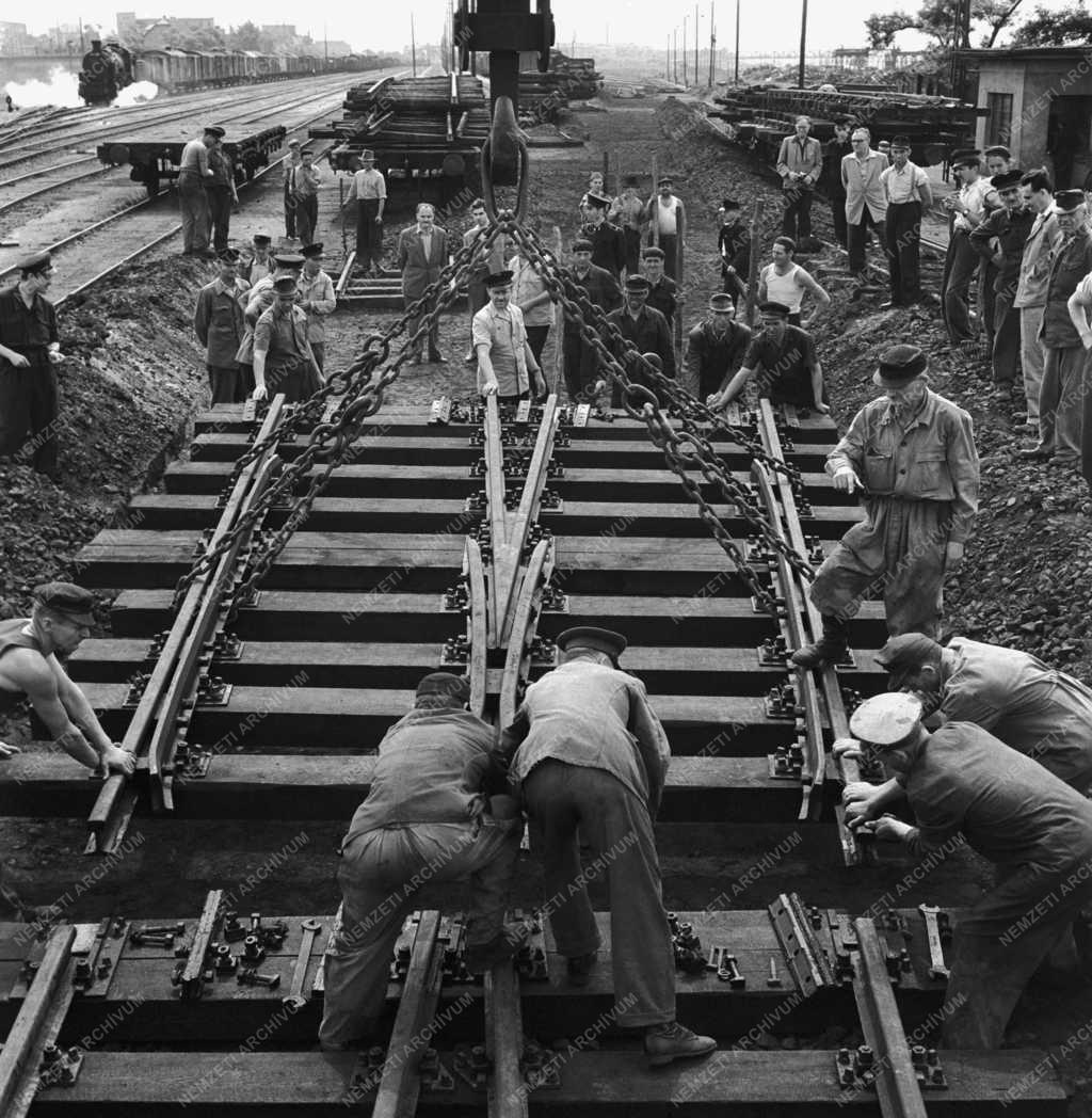 Közlekedés - Építés - Vasúti sín cseréje