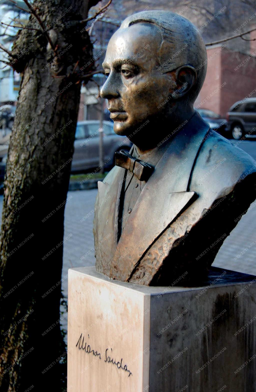 Köztéri szobor - Budapest - Márai Sándor 