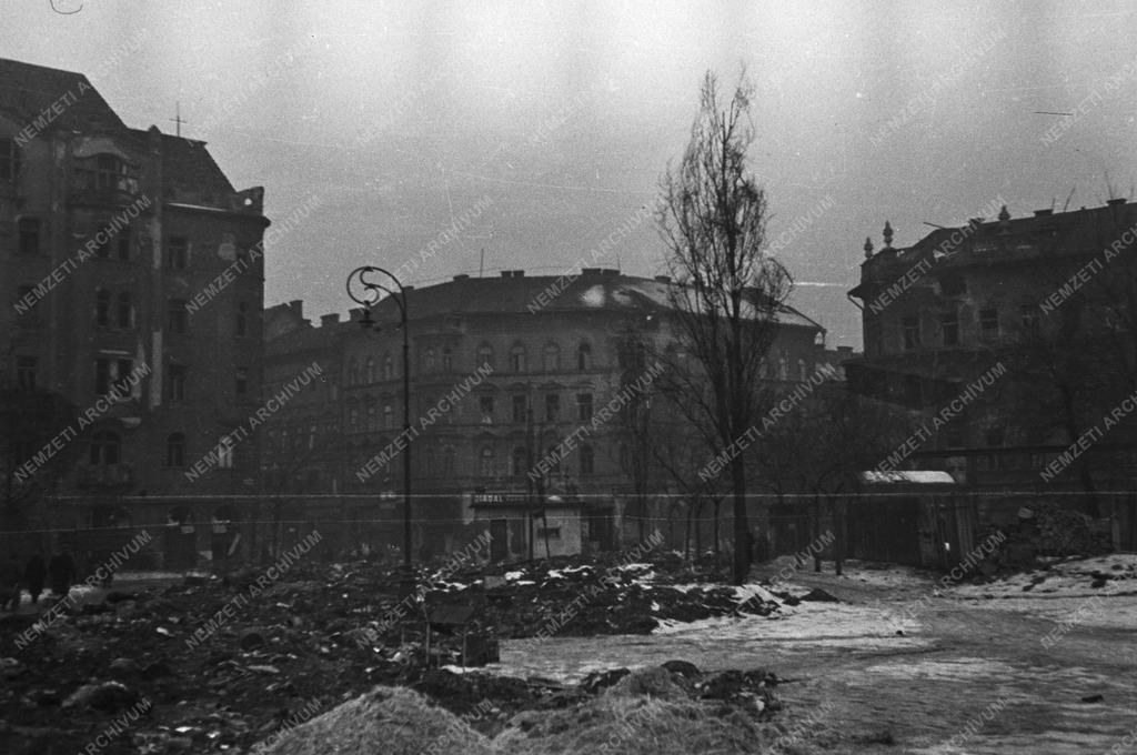 Történelem - Utcaképek az ostrom után