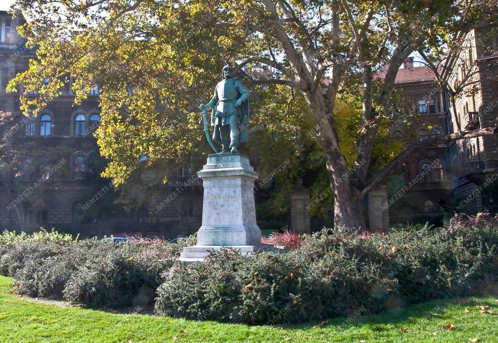 Műalkotás - Budapest - Szondy György szobra