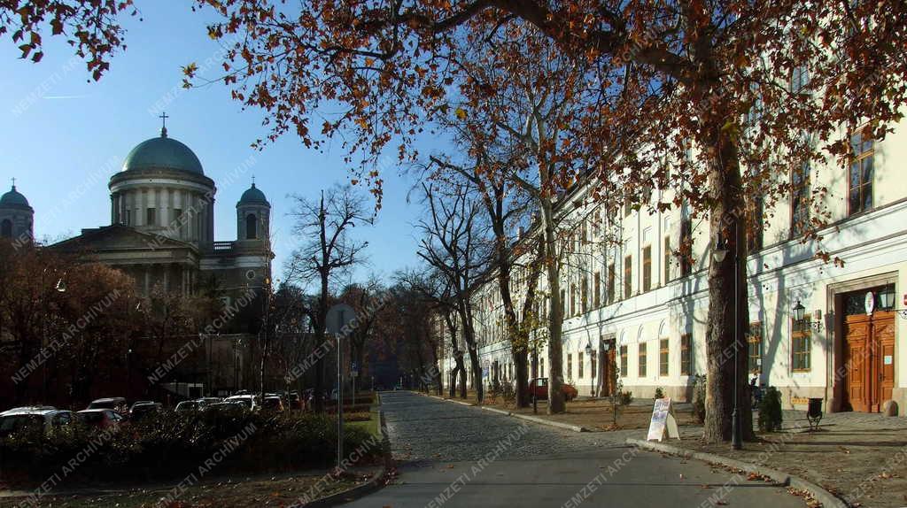 Oktatás - Esztergom - Iskolaépület a Kanonok-soron