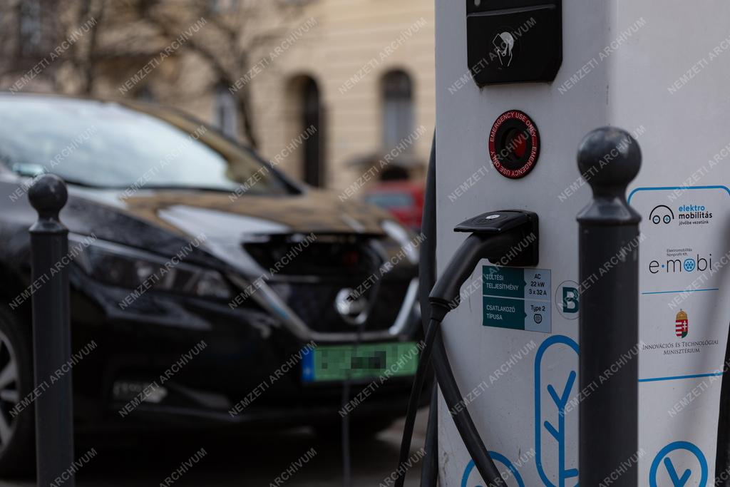 Közlekedés - Budapest - Elektromos autó töltőpont