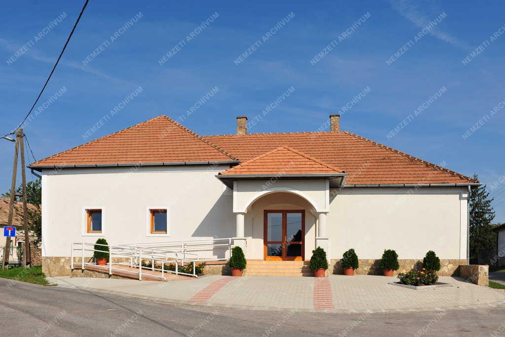 Káptalantóti - Középület