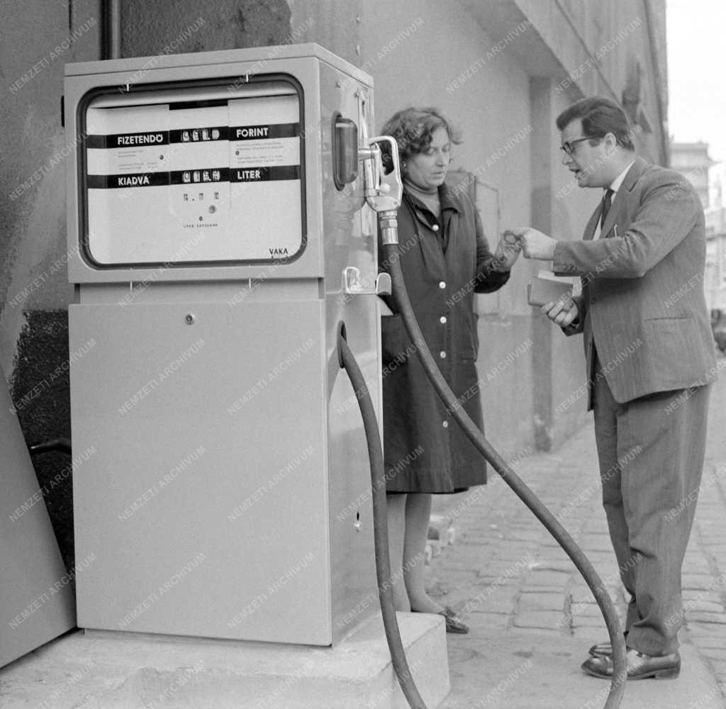 Szolgáltatás - Közlekedés - NDK gyártmányú benzinkút Budapesten 