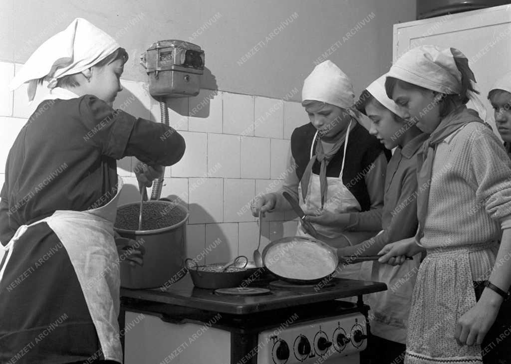 Oktatás - Kisgazdasszony szakkör a miskolci úttörőházban