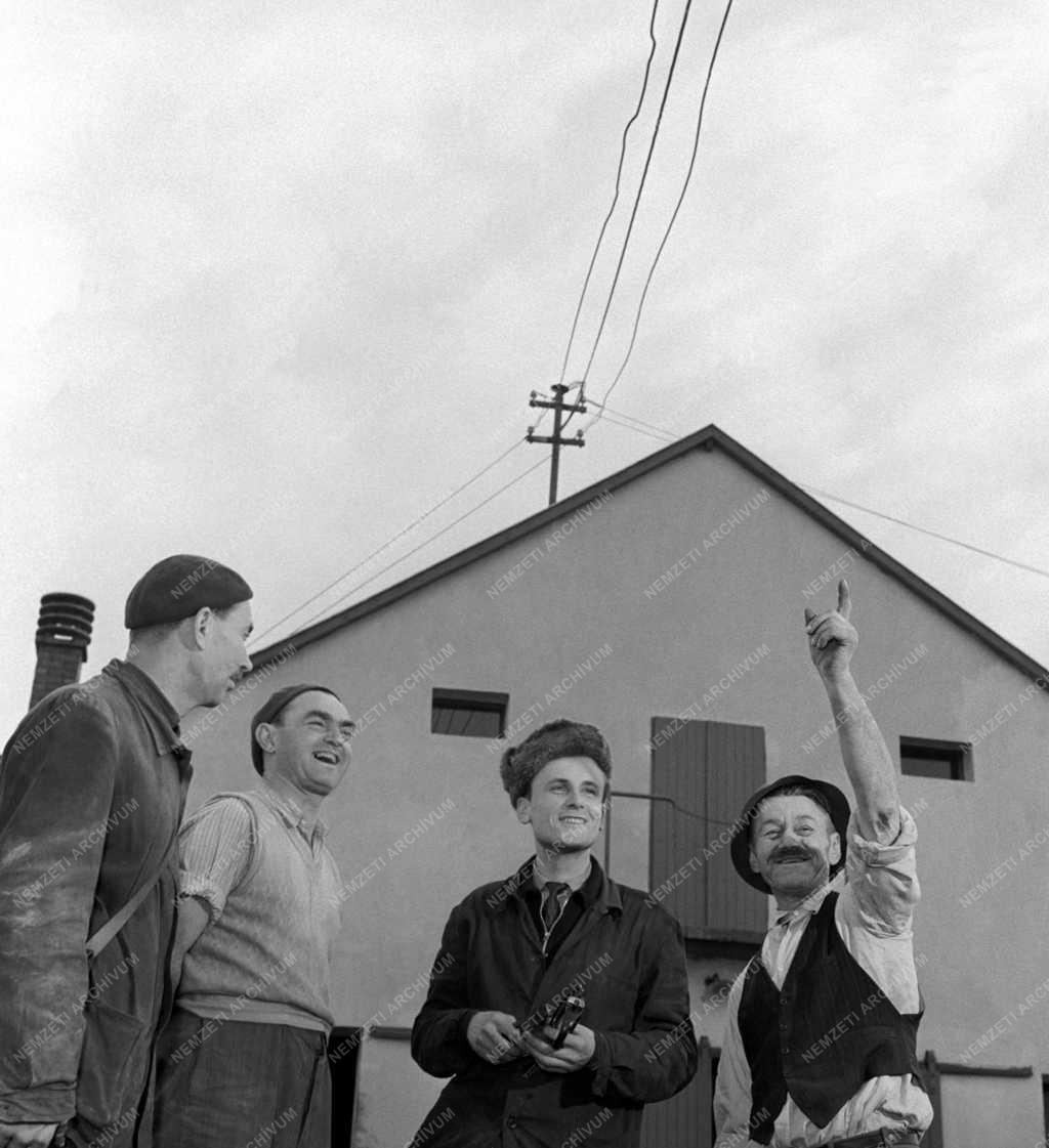 Mezőgazdaság - Bevezették a villanyt a Szikra Tsz.-be