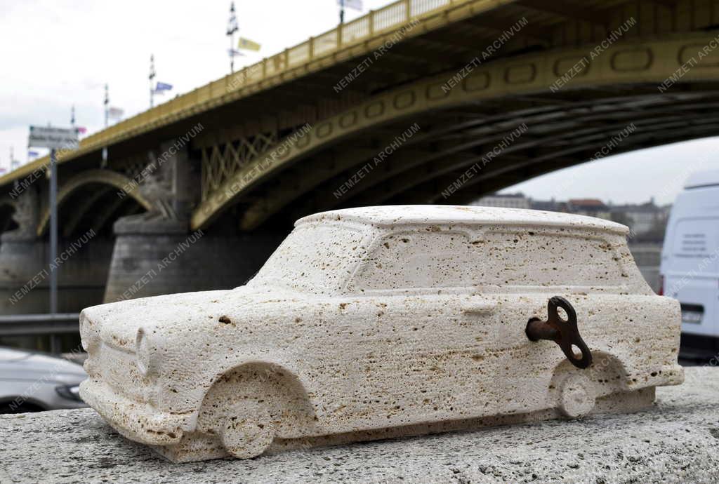 Kultúra - Budapest - Kolodko Felhúzható Trabant szobra