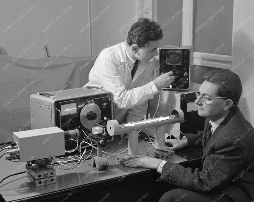 Ipar - Tudomány - Hélium-neon gázlézer kisérlet a MOM laboratóriumában