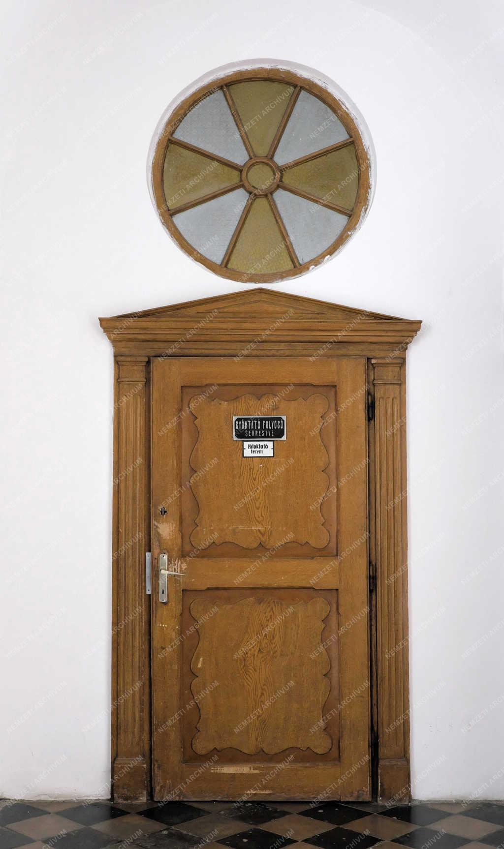 Egyházi épület - Gyöngyös - Sarlós Boldogasszony templom