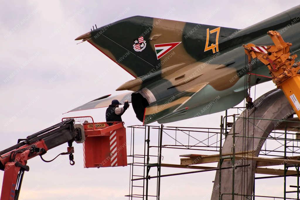 Városkép - Pápa - MiG-21-est állítottak ki egy körforgalomban