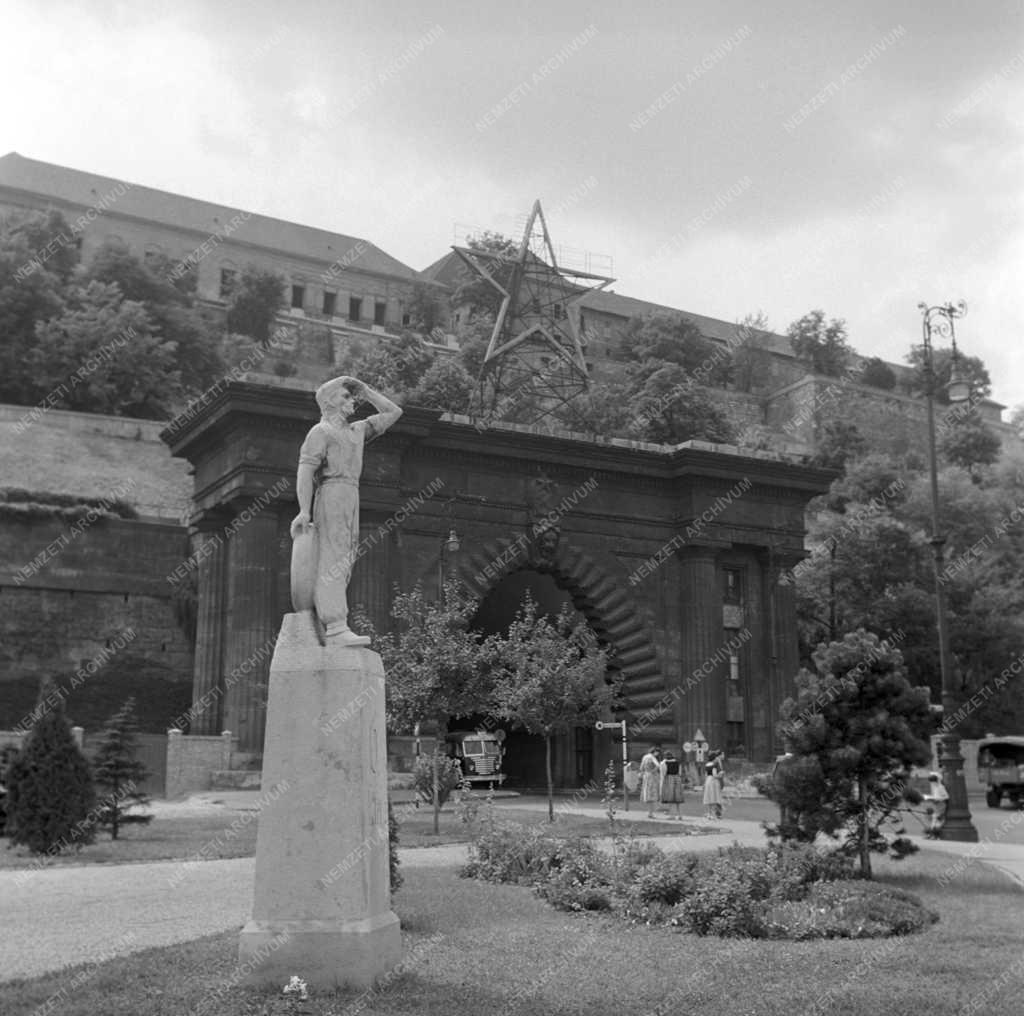 Városkép - 0 kilométerkő-szobor a Clark Ádám téren