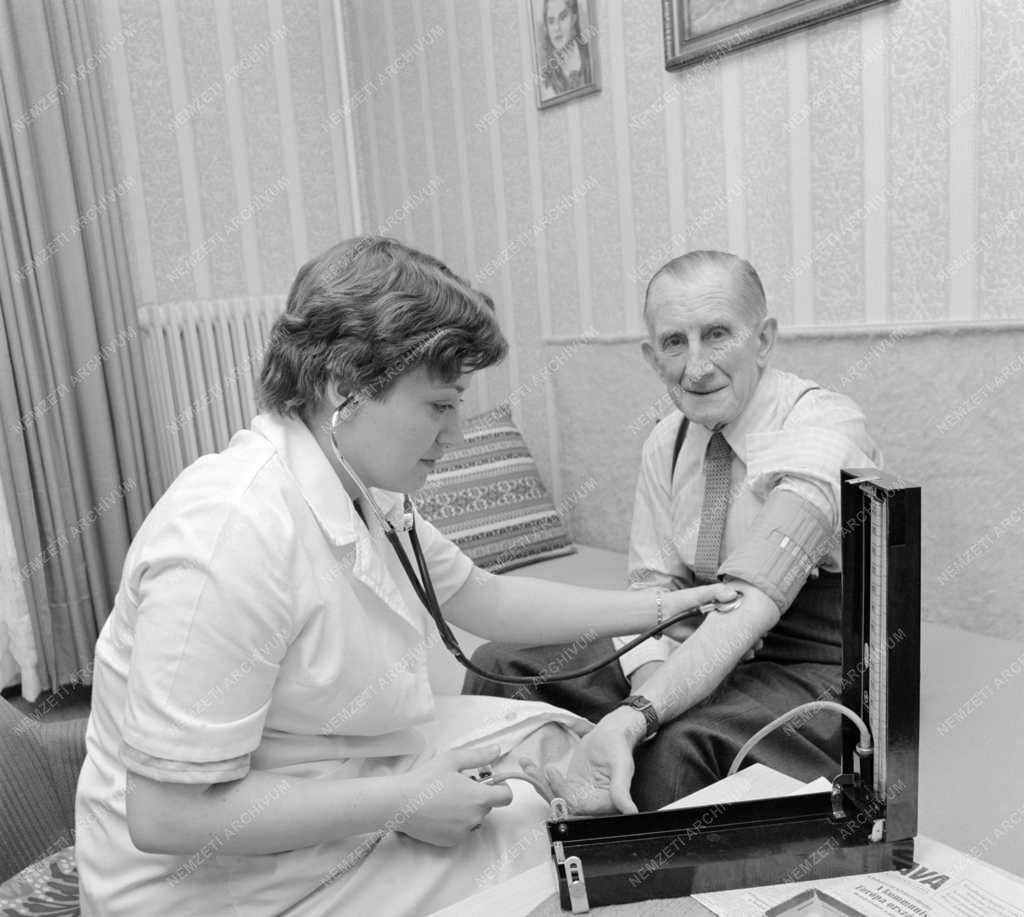 Egészségügy - Vérnyomásmérés a nyugdíjasházban