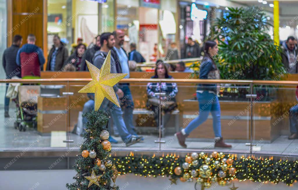 Kereskedelem - Debrecen - Karácsonyi vásár a Fórum bevásárló központban 