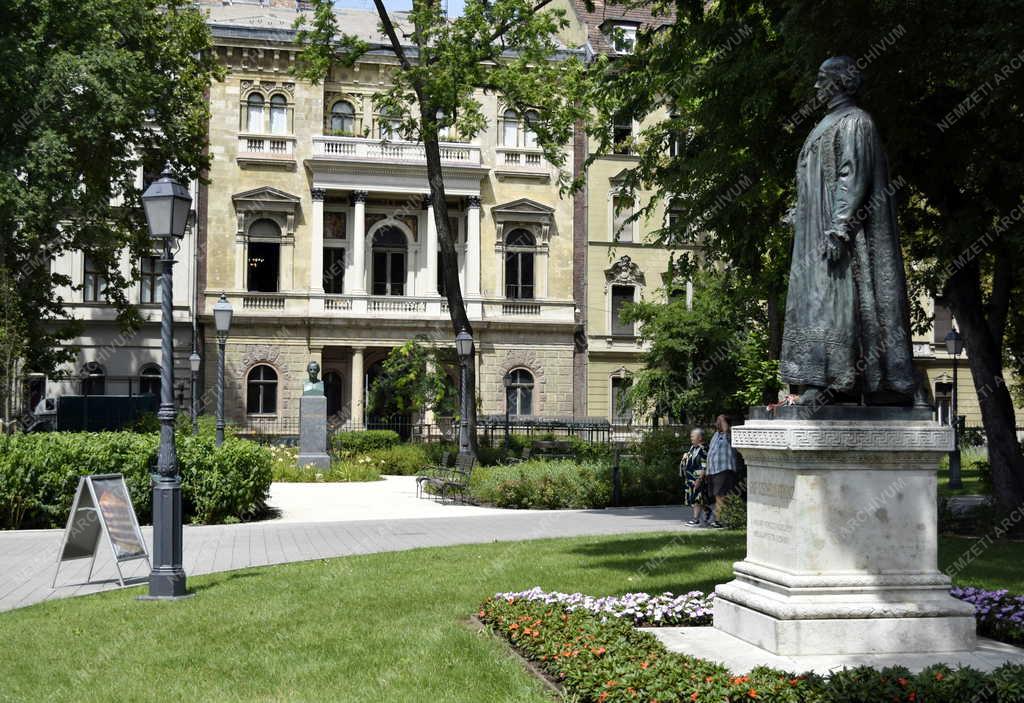 Városkép - Budapest - Nemzeti emlékhely a Múzeumkertben