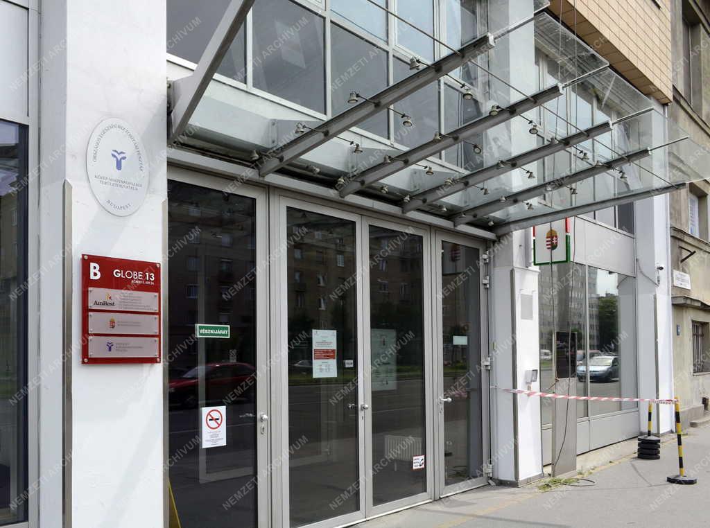 Épület - Budapest - Az OEP bejárata