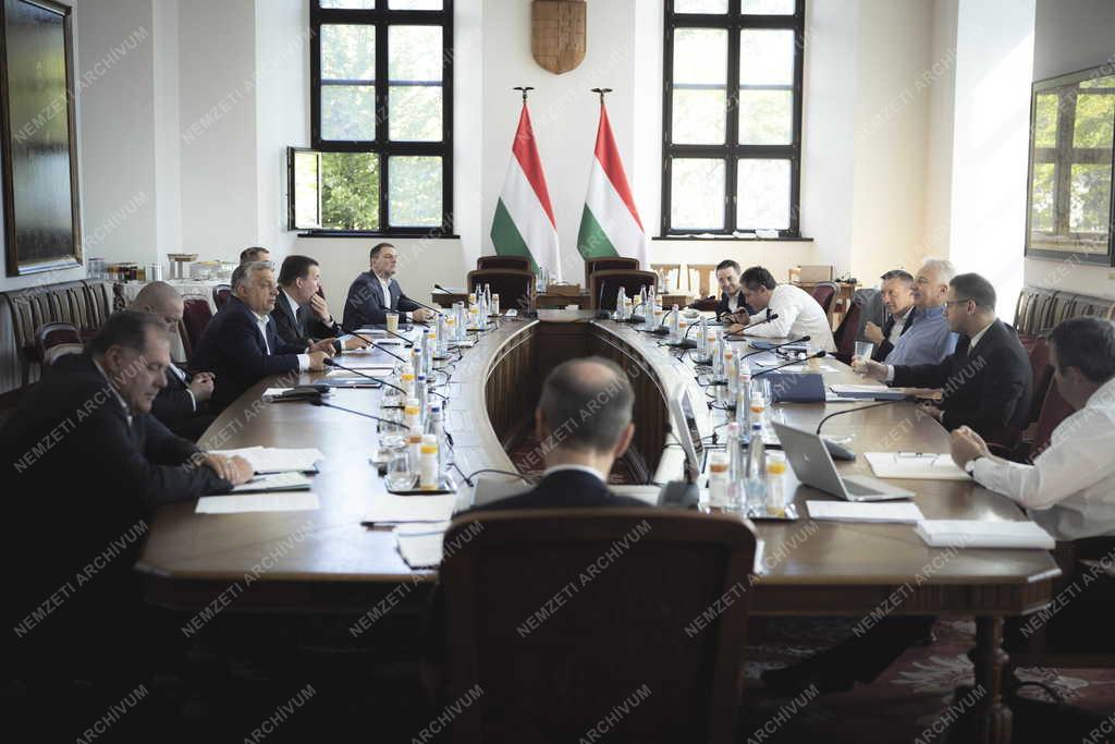 Orbán Viktor: energia-veszélyhelyzet van Európában - a kormánykabinet ülése 