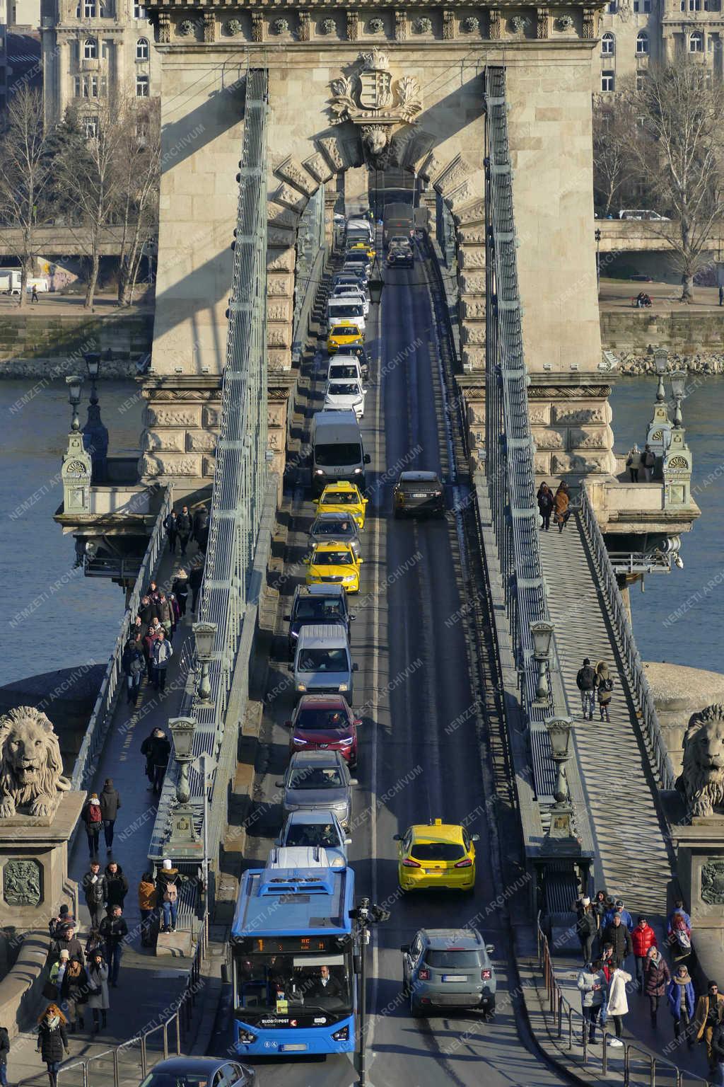 Közlekedés - Budapest - Részleges forgalom a Lánchídon