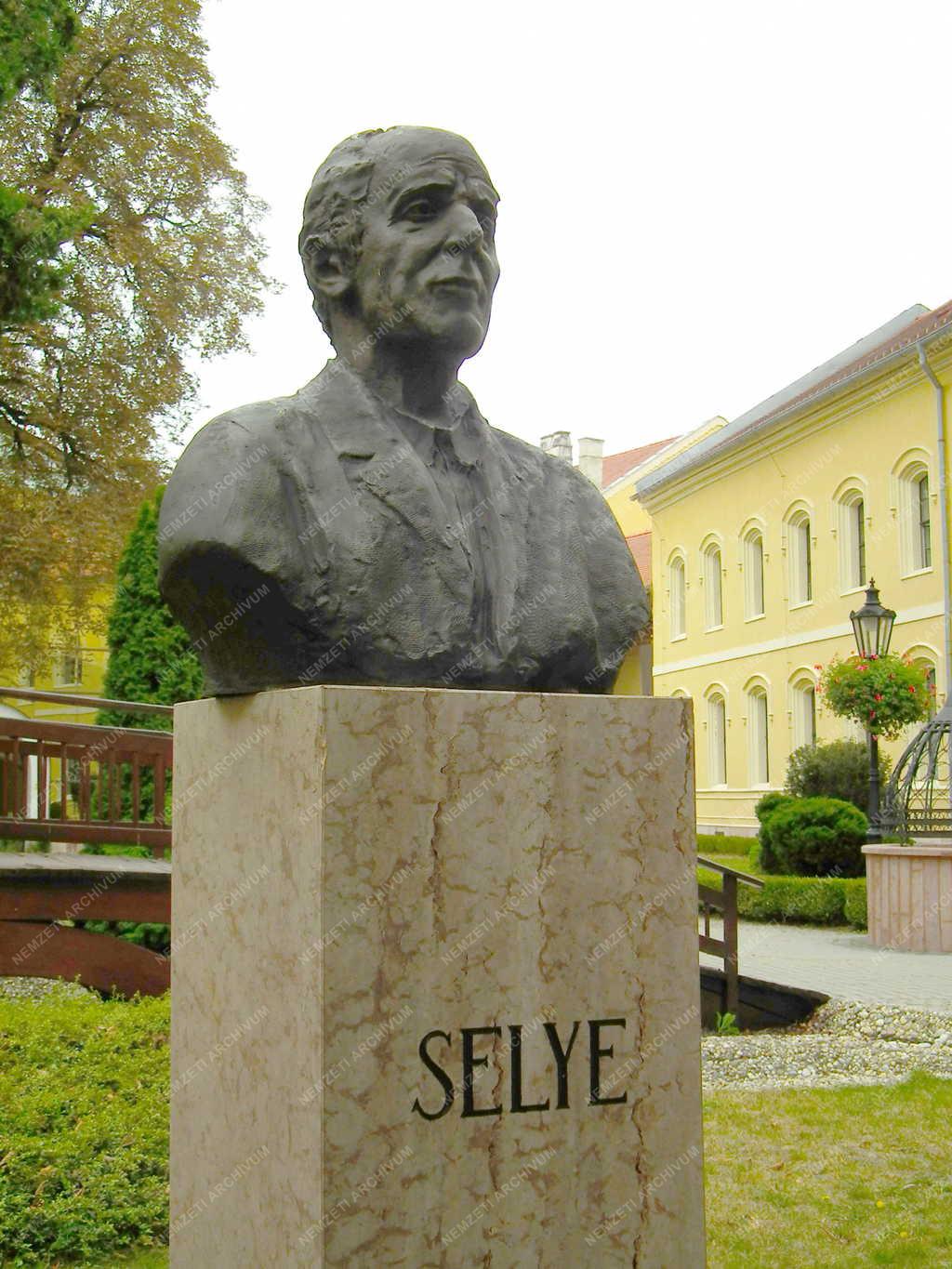 Révkomárom - Köztéri szobor