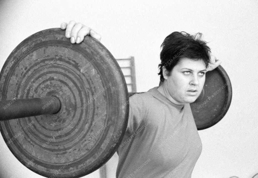 Sport - Atlétika - Alapozó edzés a tatai edzőtáborban 