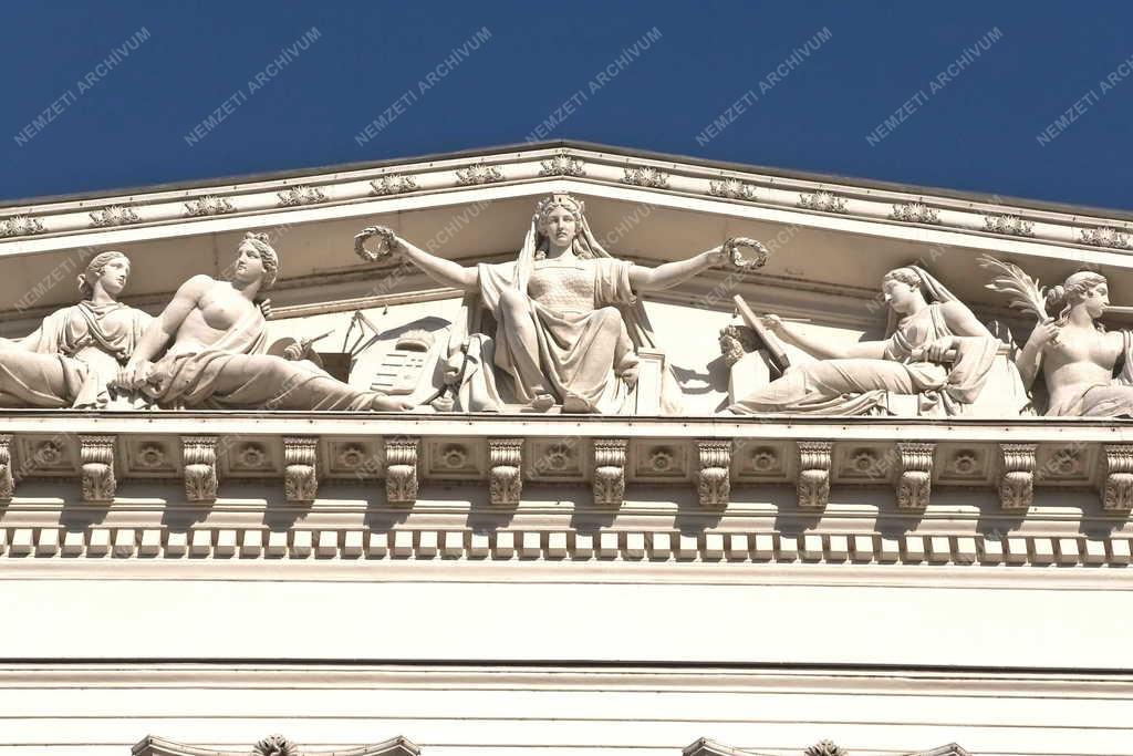 Műalkotás - Budapest - A Magyar Nemzeti Múzeum timpanonja