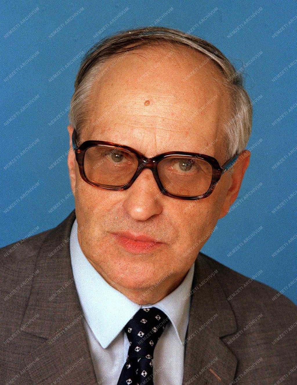 Köpeczi Béla állami díjas irodalomtörténész, történész, akadémik