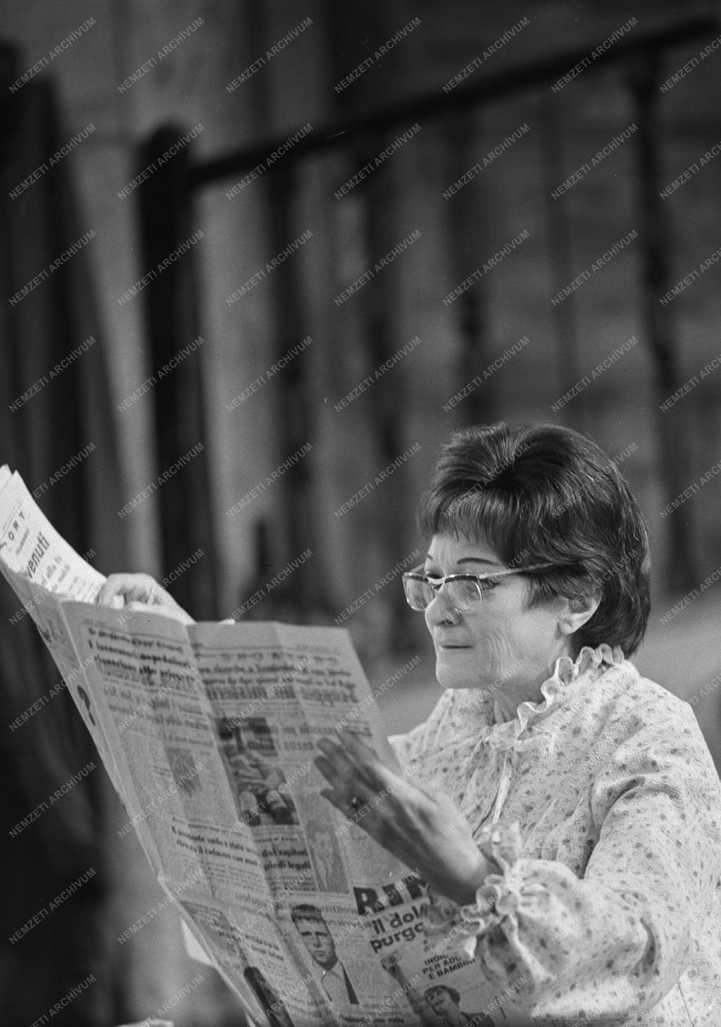 A Madách Színház május 6-án bemutatja Giulio Scarnicci – Renzo Tarabusi: „Kaviár és lencse” c. vígjátékát. Rendező: Kerényi Imre