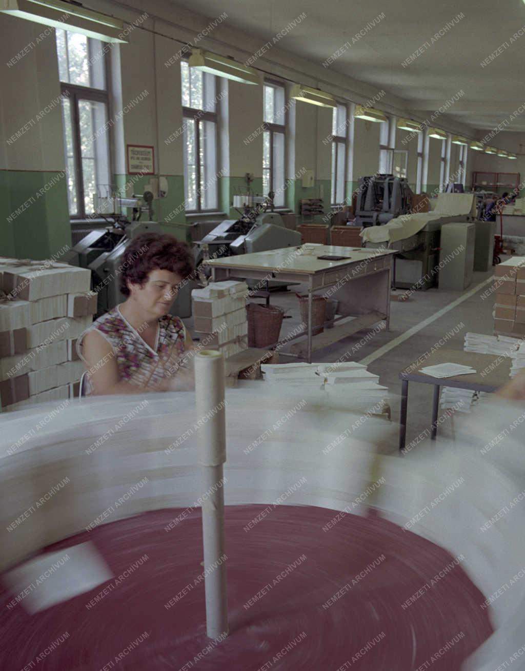 Ipar - Nyomdaipar - A Kner Nyomda könyvkötészete