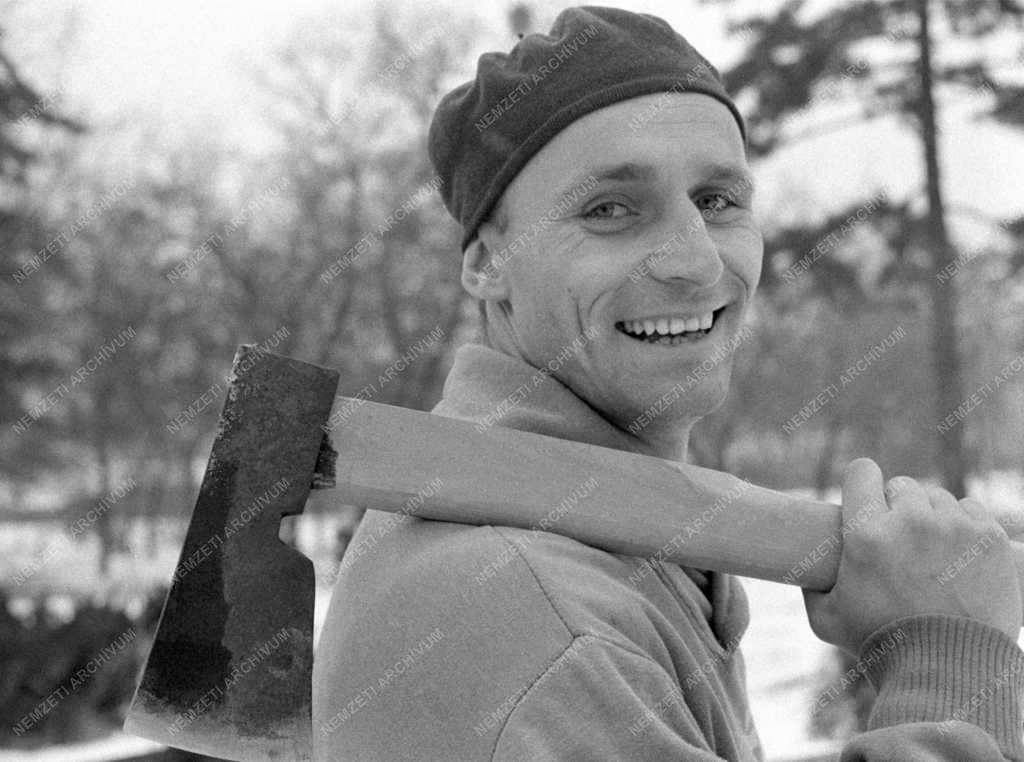 Sport - Atlétika - Alapozó edzés a tatai edzőtáborban