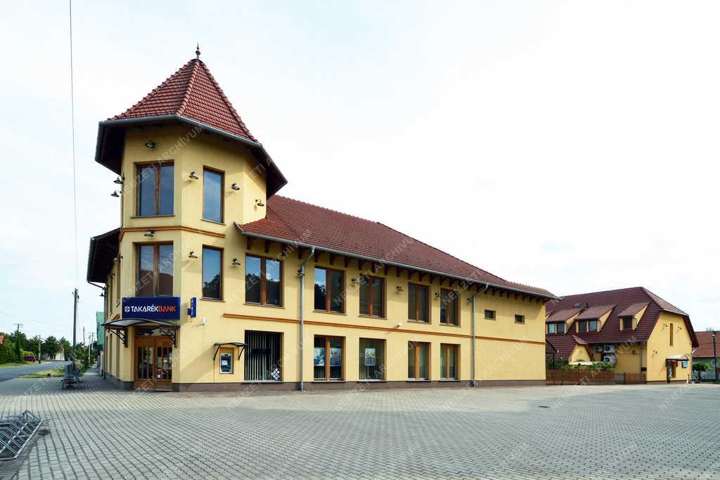 Pénzügy - Takarékbank fiók Jászszentlászlón