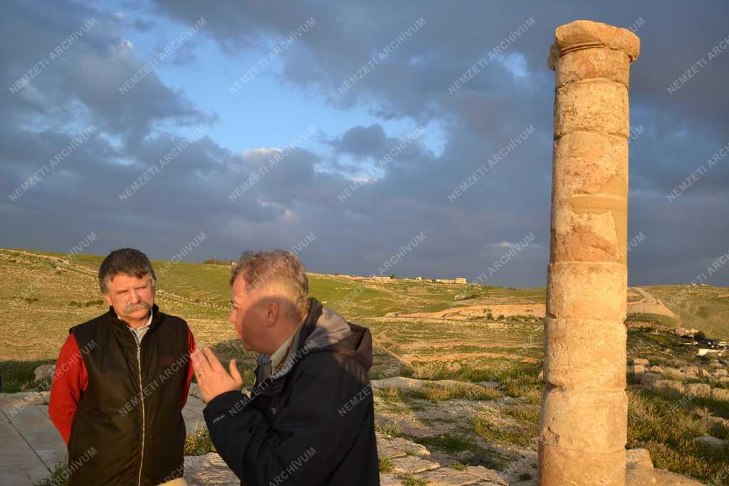 Kövér László Jordániában Keresztelő Szent János mártíromsága helyszínének feltárásánál