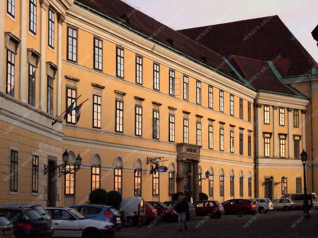 Budapest - Műemlék épület - Karmelita rendház