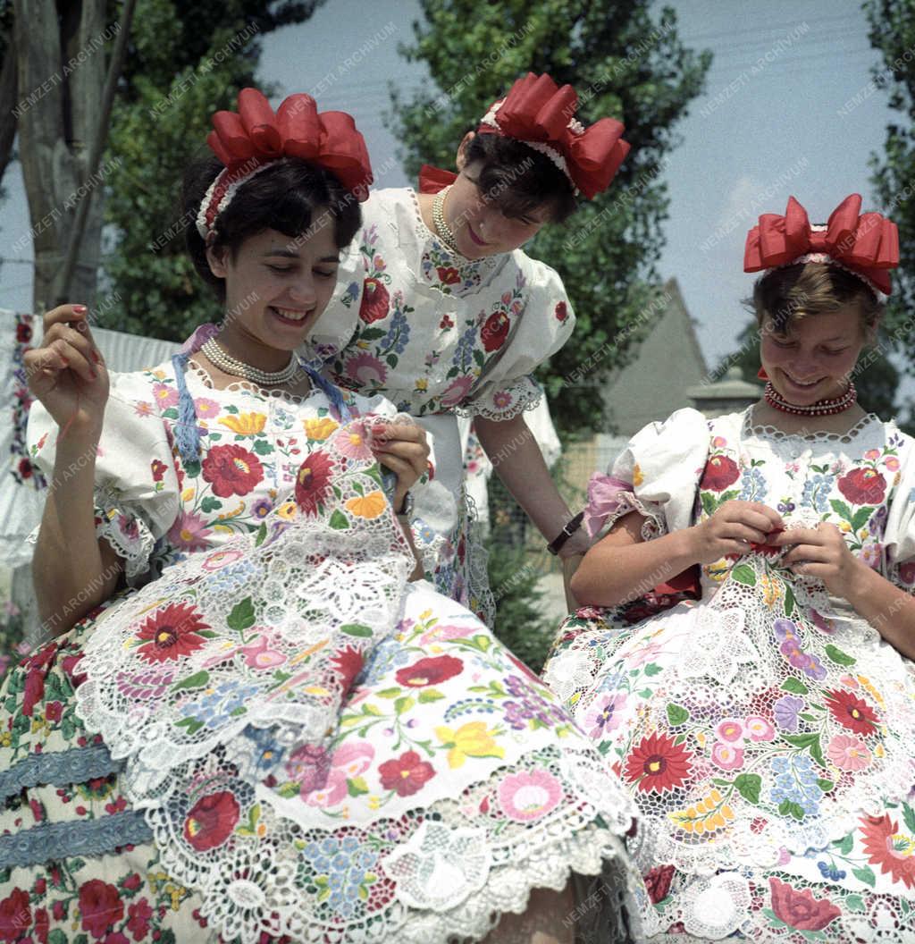 Néphagyomány - Kalocsai népviselet