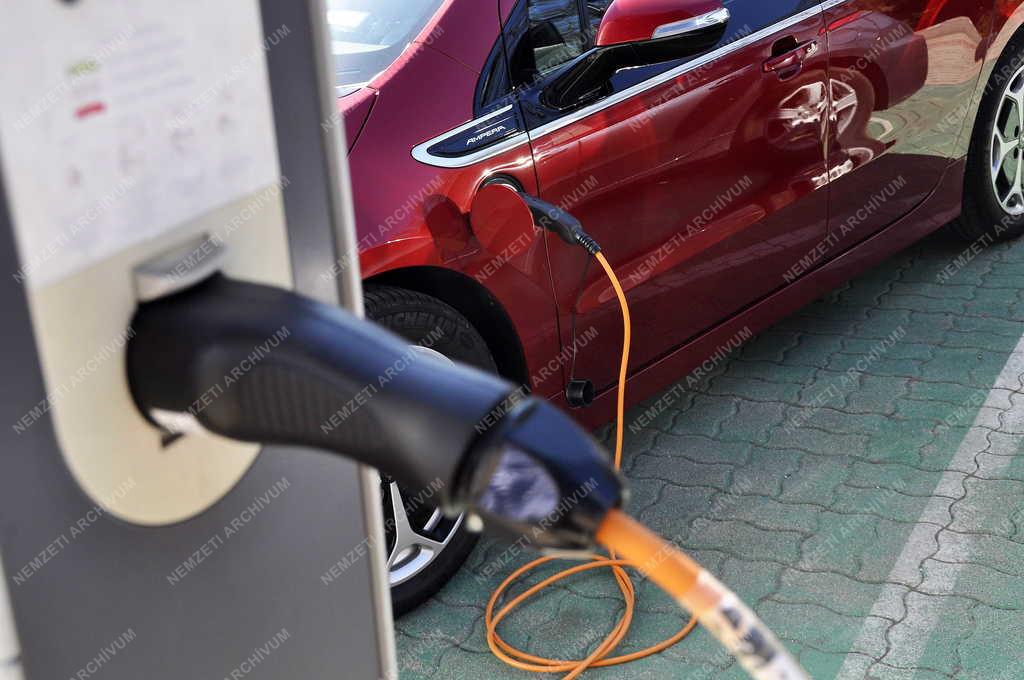 Közlekedés -  Budapest - Elektromos autók töltése