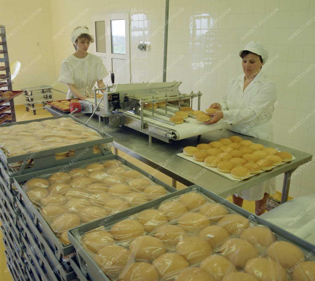 Ipar - Élelmiszeripar - Hamburgerzsemle a bábolnai üzemból