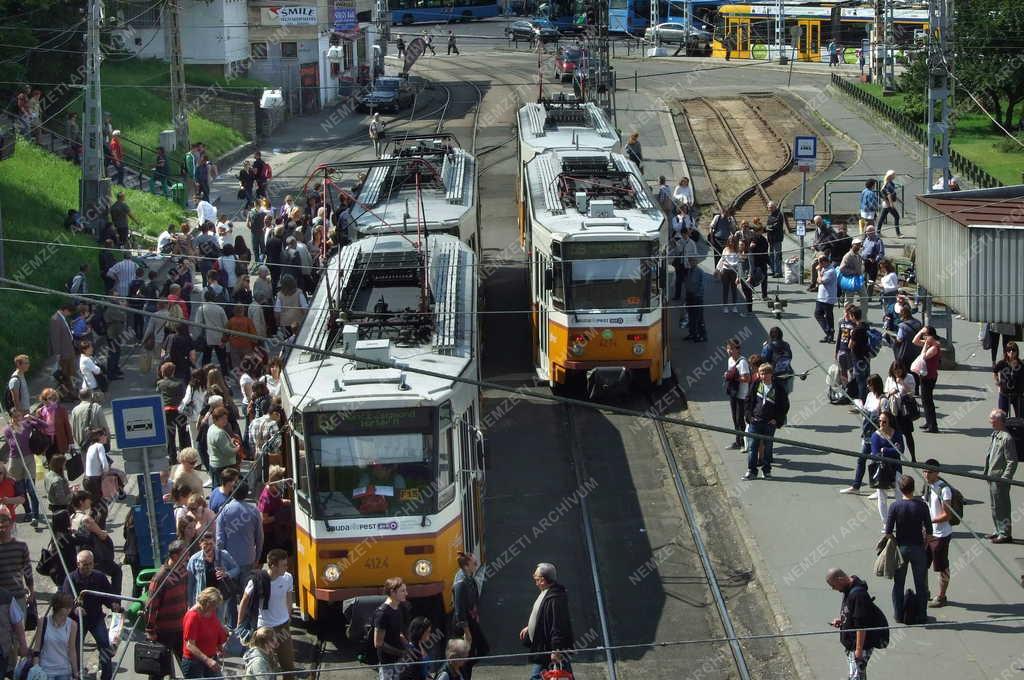 Közlekedés - Budapest - Villamosmegálló a Széll Kálmán téren
