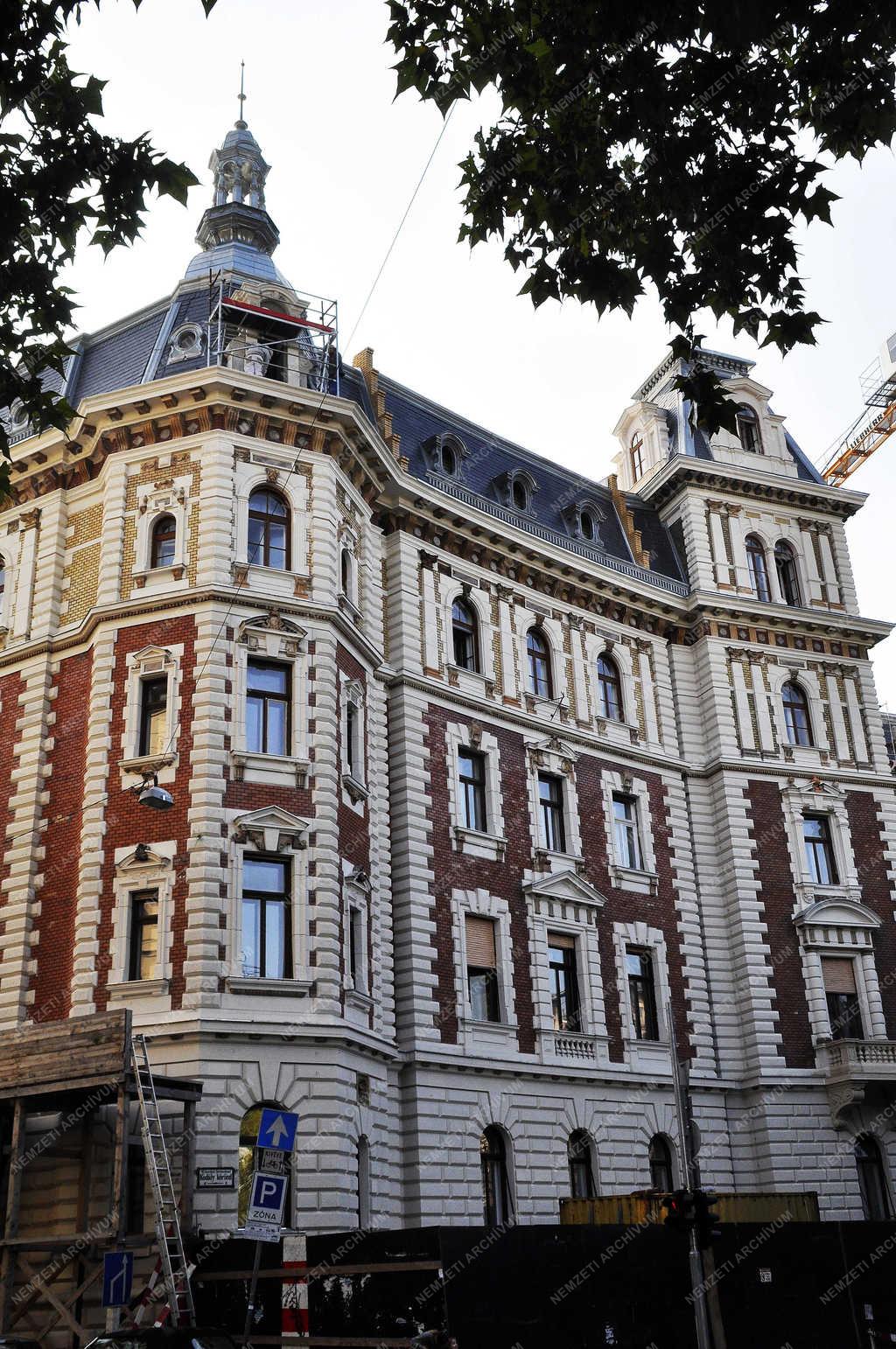 Építőipar - Budapest - Épületrekonstrukció a Kodály köröndön