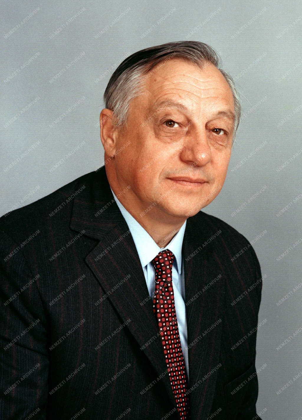 Pénzügy - Faluvégi Lajos