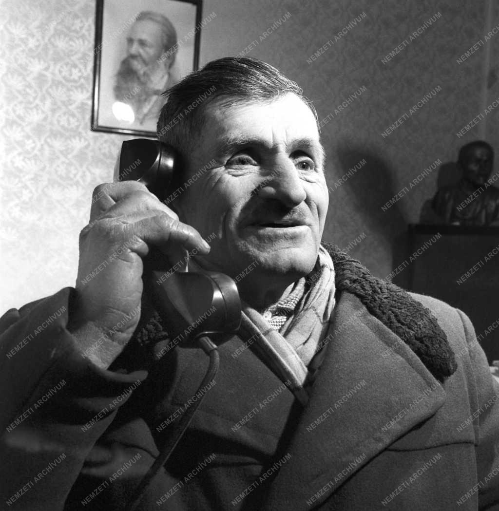 Távközlés - Életkép - Telefonáló férfi