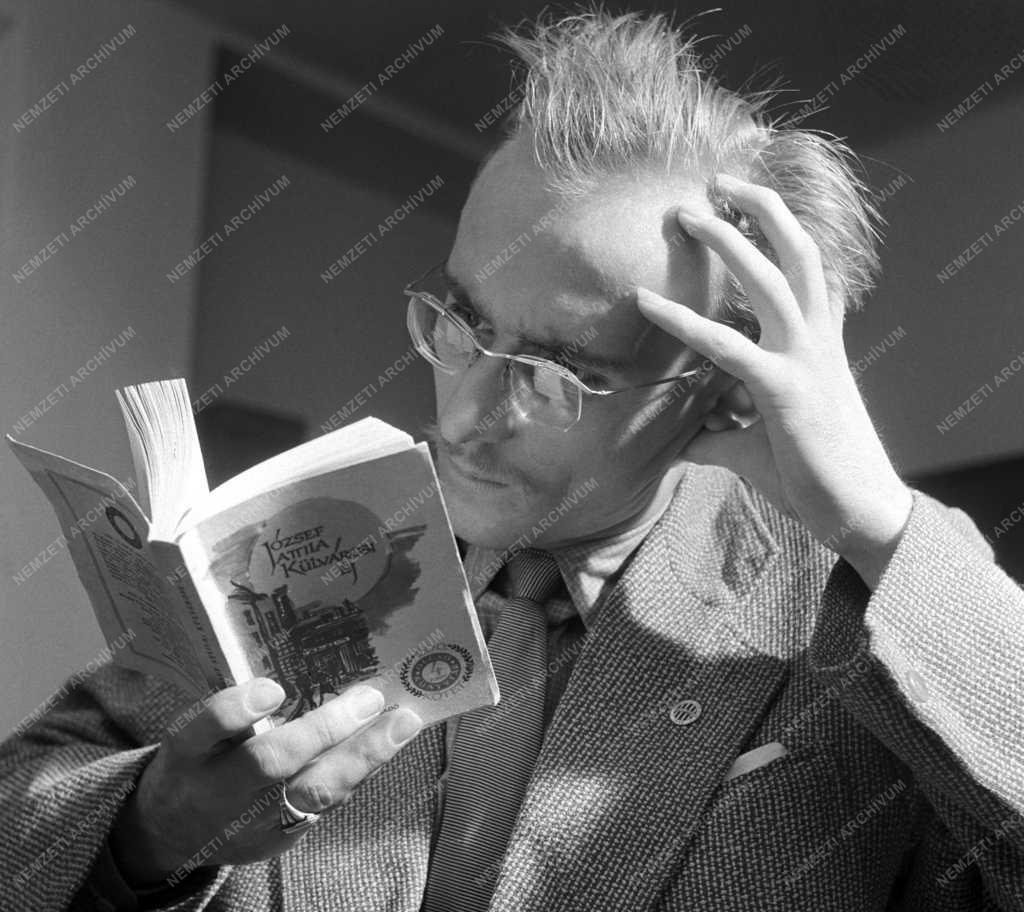 Könyvkiadás - József Attila kötet az Olcsókönyvtár kétszázadik kiadványa