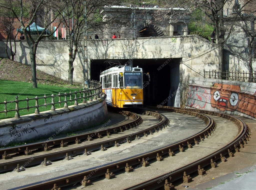Közösségi közlekedés - Villamos a Clark Ádám téren